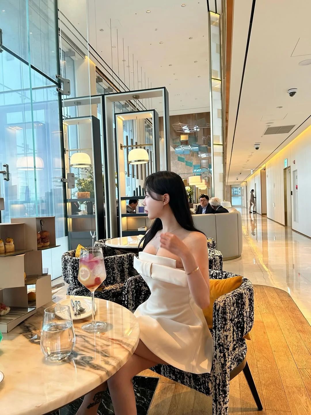 超赞上围还有这若隐若现的纹身线条，真是让人欲罢不能！！！