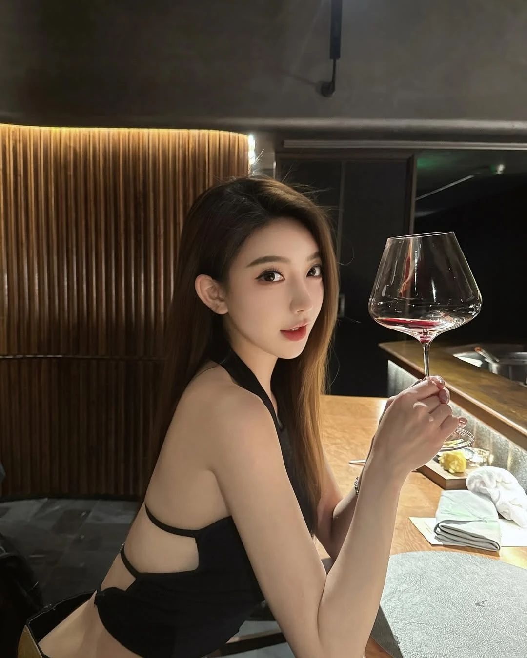 超高颜值美女加上这极品身材，真是让人喜欢！！！